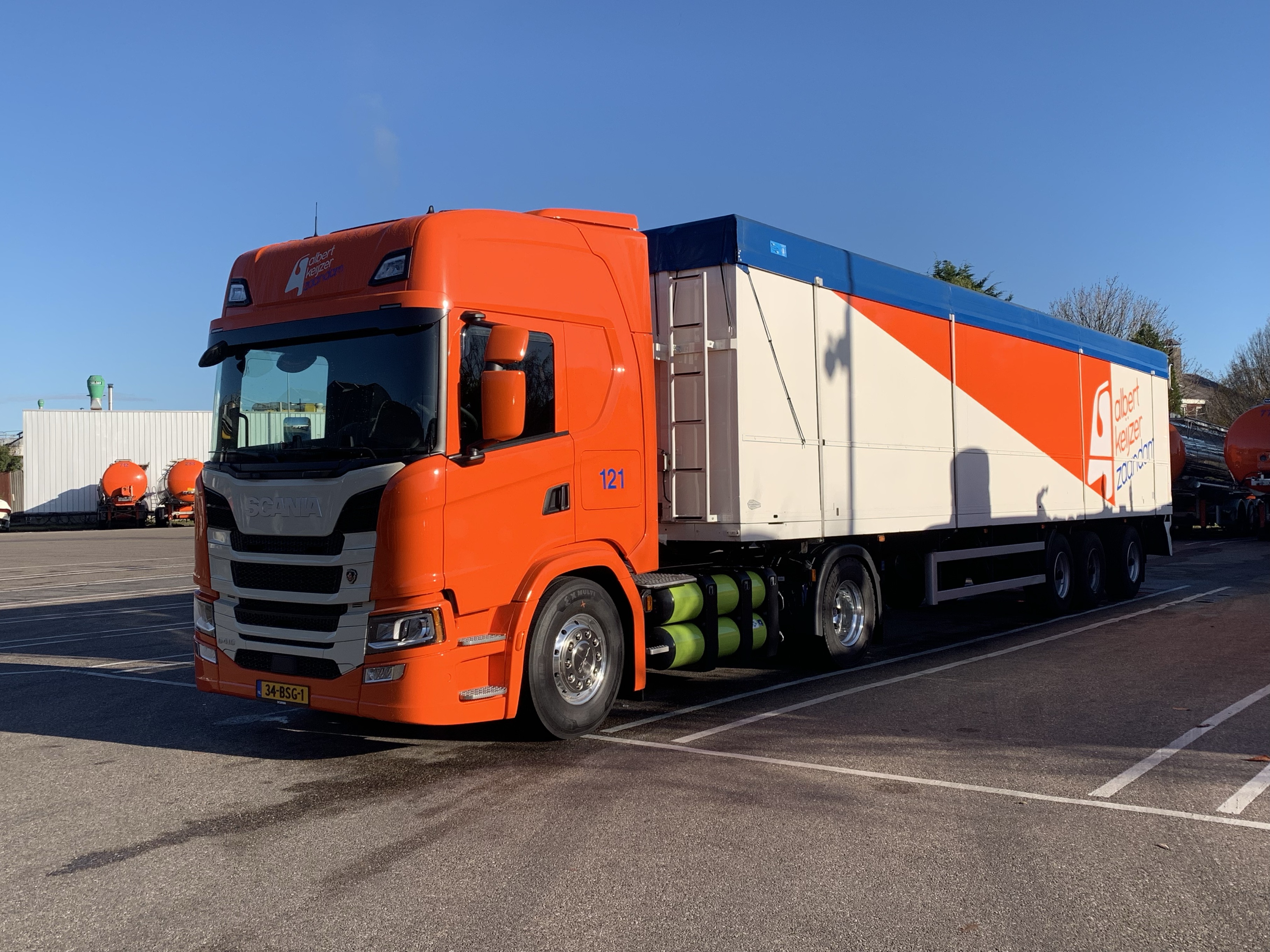 Daf trekker met gesloten oplegger
