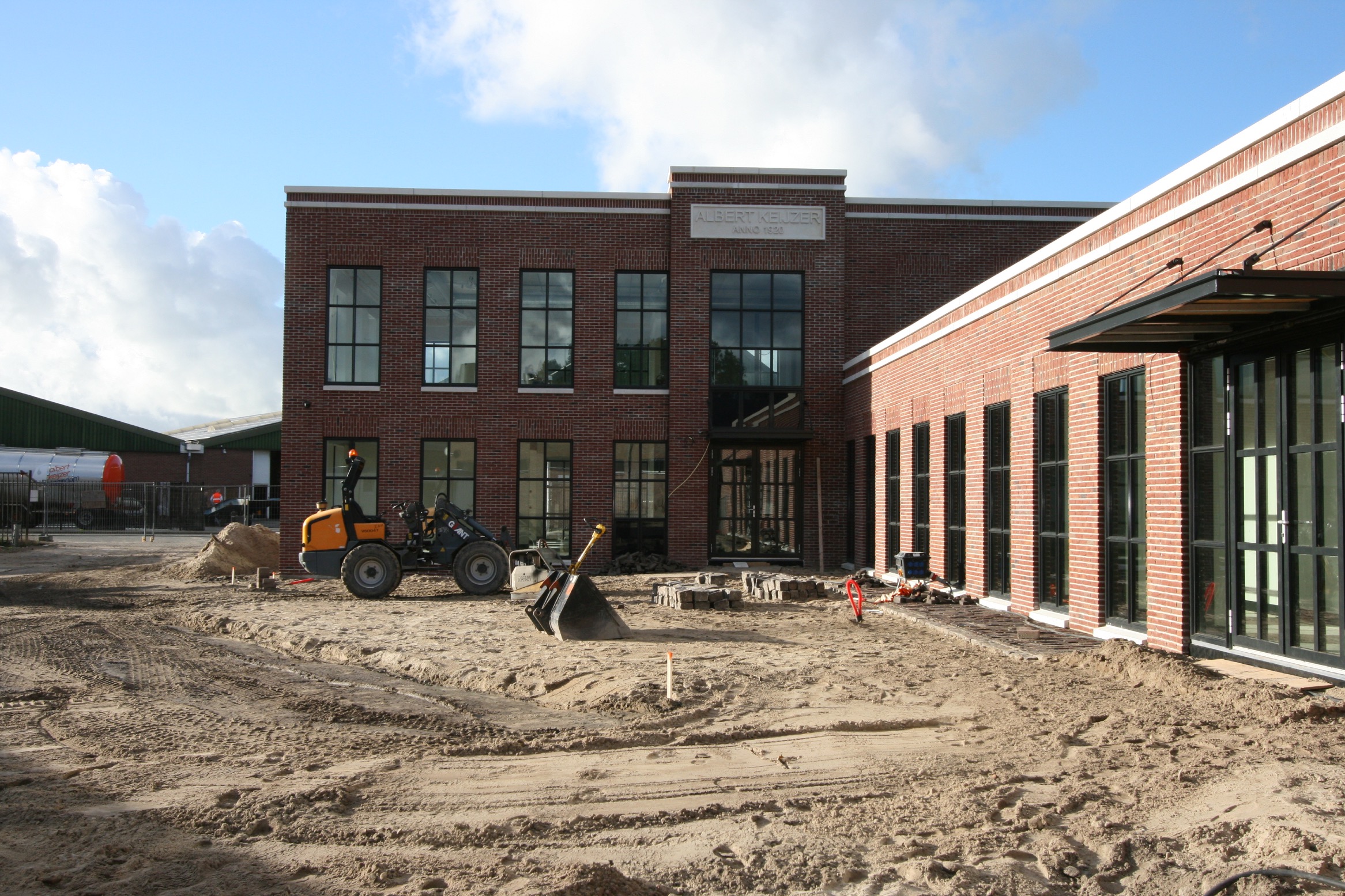 kantoorgebouw met bijgebouwen