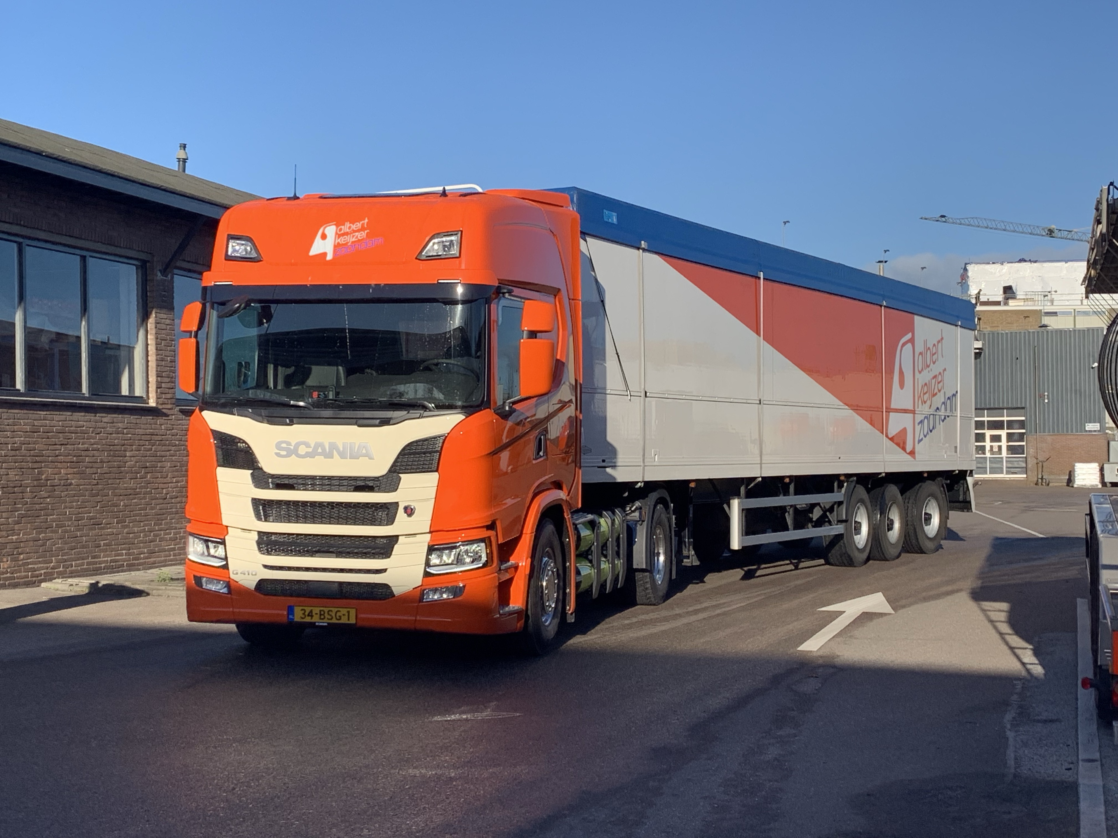 Daf trekker met gesloten oplegger