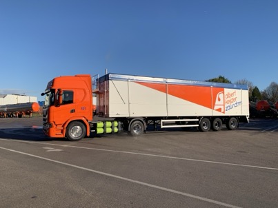 Daf trekker met gesloten oplegger