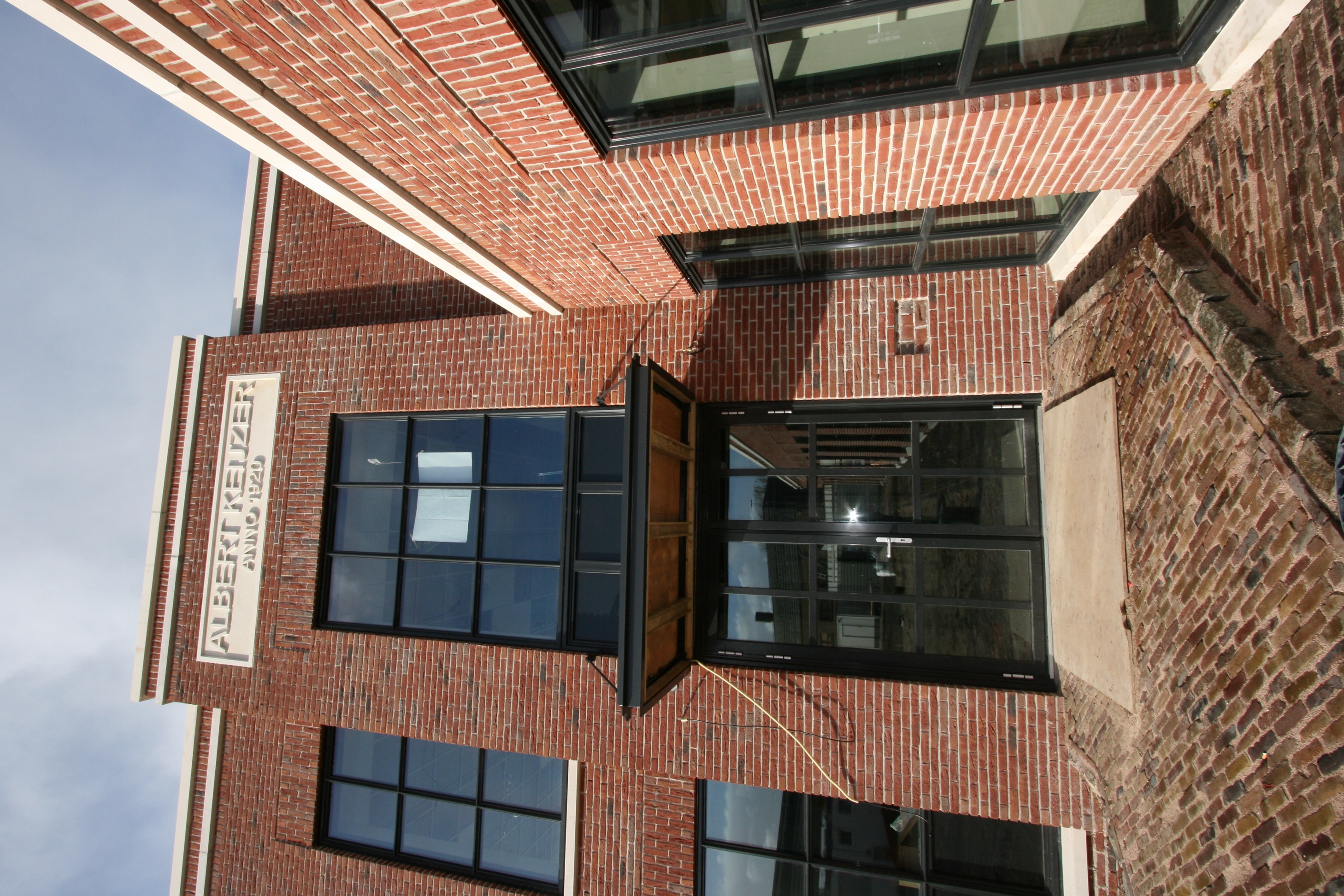 kantoorgebouw met bijgebouwen